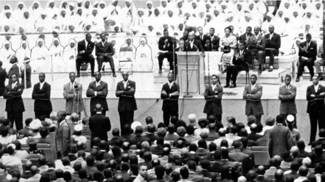اليغا محمد وسط حشد من اعضاء امة الاسلام عام 1959